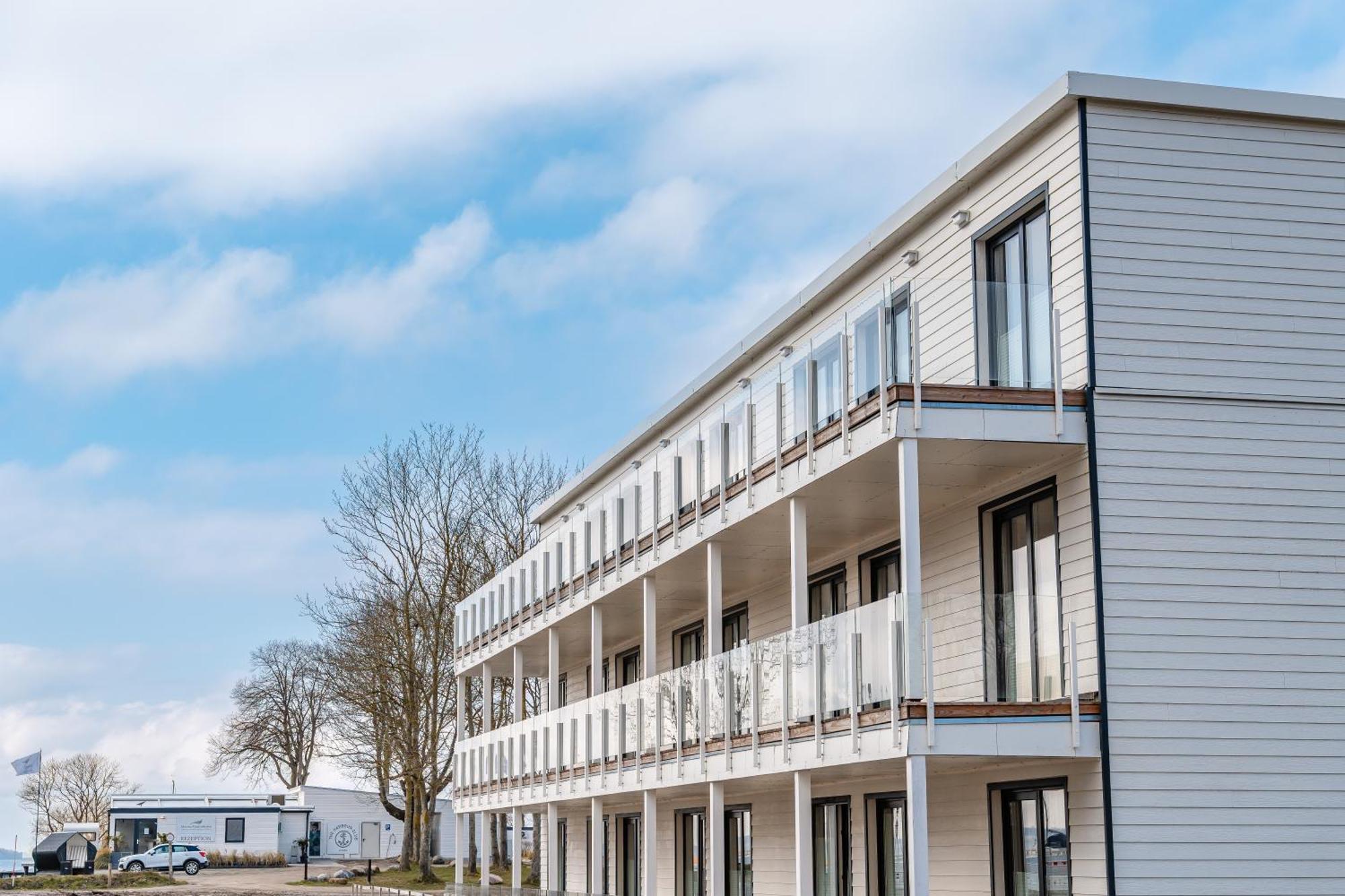 Marina Martinshafen - Lotsenhaus Hotel Neuhof  Exterior photo